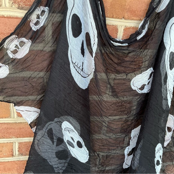 Black and white skull scarf or wrap - Picture 2 of 5